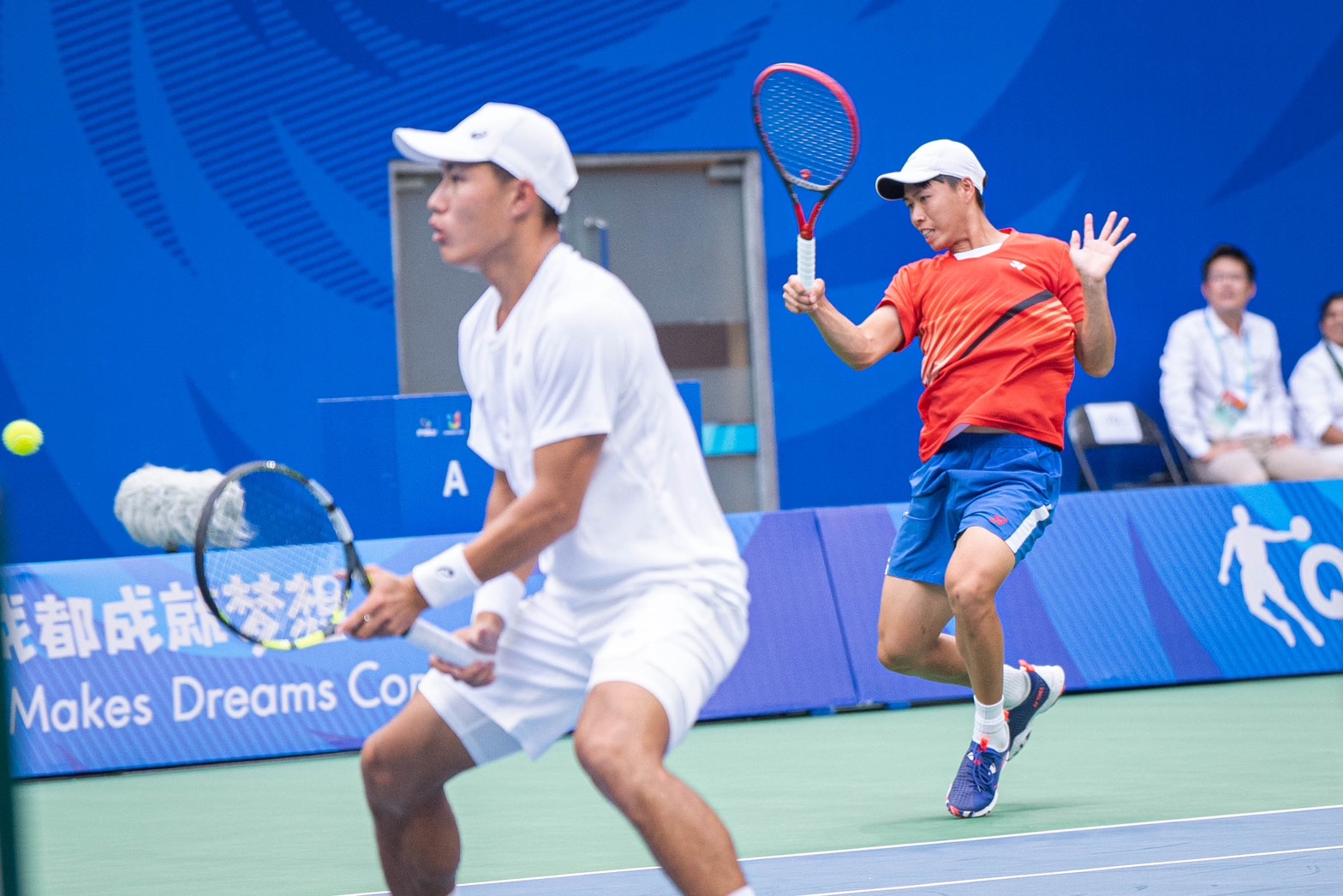 (圖)Chinese Taipei’s tennis players Hsu Yu-hsiou (left) and Huang Tsung-hao won the men’s doubles at the Chengdu Universiade.